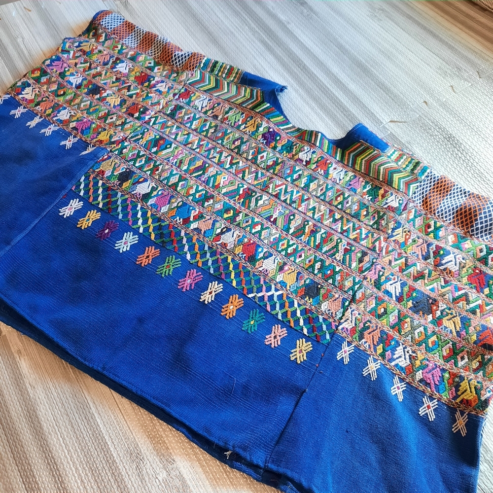 Guatemalan High Quality Loom Woven Traditional Huipil - Picture 4 of 12